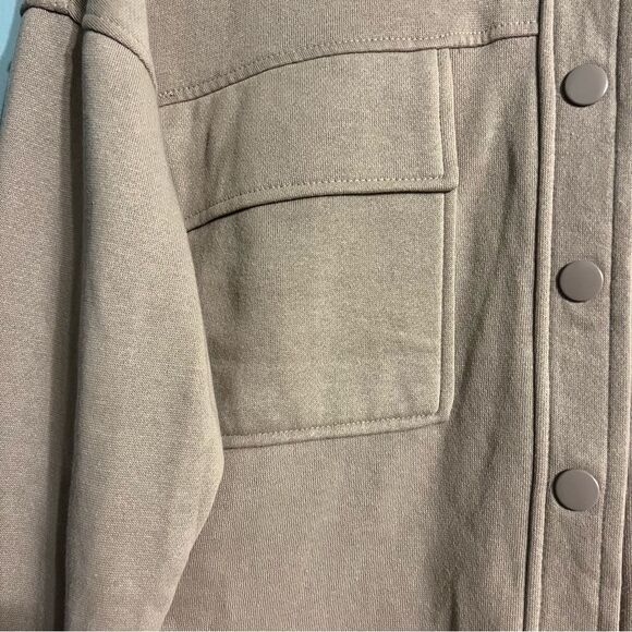 😊 3/$30 
Hippie Rose Buttoned Sweatshirt Sz L Cropped Boxy Tan Mocha Frappe EUC - Picture 11 of 14